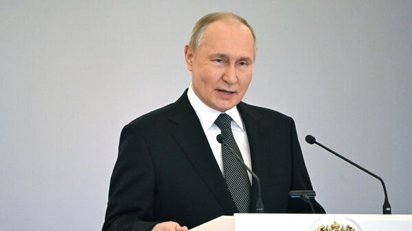 Prezident RF V. Putin vruchil Geroyam Rossii medali Zolotaya Zvezda. - Sputnik O‘zbekiston