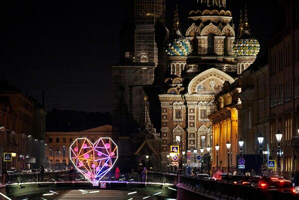 Инсталляция в форме сердца на канале Грибоедова в Санкт-Петербурге - Sputnik Узбекистан