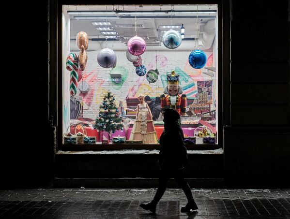 Новогодние украшения в витрине магазина на одной из улиц в Санкт-Петербурге - Sputnik Узбекистан