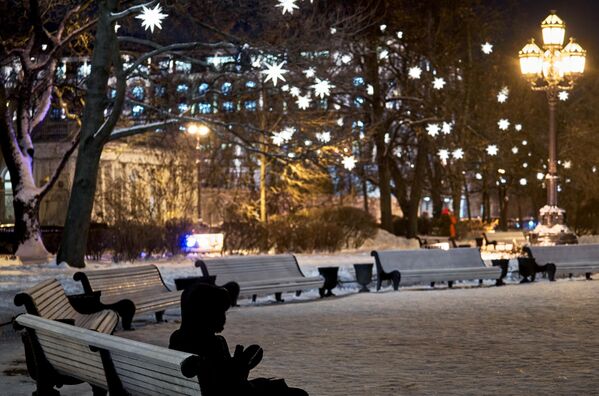 Уличное новогоднее украшение на одной из улиц в Санкт-Петербурге. - Sputnik Узбекистан