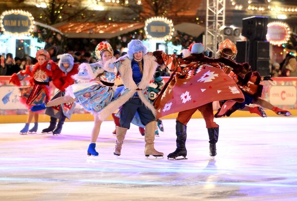 Фрагмент красочного ледового шоу &quot;Вечера на хуторе&quot; на открытии ГУМ-катка на Красной площади в Москве - Sputnik Узбекистан