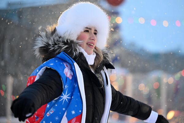Олимпийская чемпионка Алина Загитова проводит мастер-класс по фигурному катанию на ГУМ-катке  - Sputnik Узбекистан