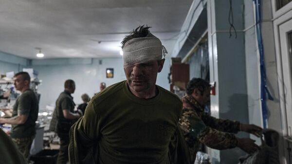 Raneniy ukrainskiy soldat v punkte meditsinskoy pomoshi pod Artemovskom. Arxivnoe foto - Sputnik O‘zbekiston