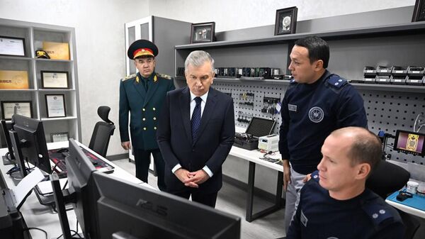 Шавкат Мирзиёев посетил Единый центр оперативного управления города Ташкента. - Sputnik Узбекистан