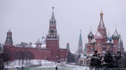 Вид из парка "Зарядье" на Покровский собор и Спасскую башню Московского Кремля. 