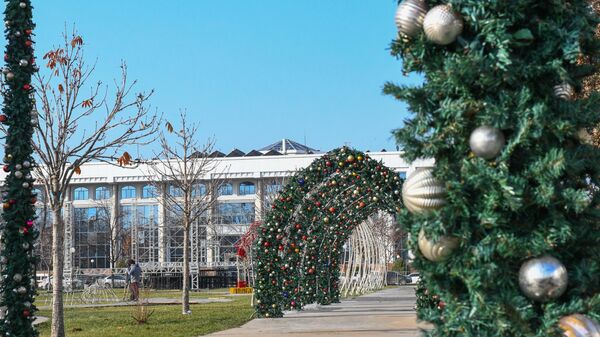 Украшение Главной Новогодней ёлки, установленной на площади Национальной библиотеки Узбекистана. - Sputnik Узбекистан