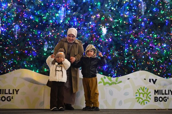 Фотолетописи многих семей пополняются снимками у новогодних елок - Sputnik Узбекистан
