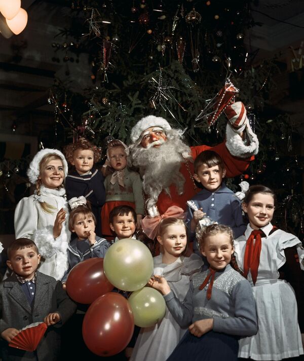 1960 год. Дед Мороз и Снегурочка с детьми на новогодней елке в одном из московских клубов - Sputnik Узбекистан