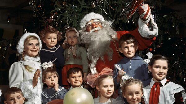 Дед Мороз и Снегурочка с детьми на новогодней елке в одном из московских клубов. - Sputnik Узбекистан
