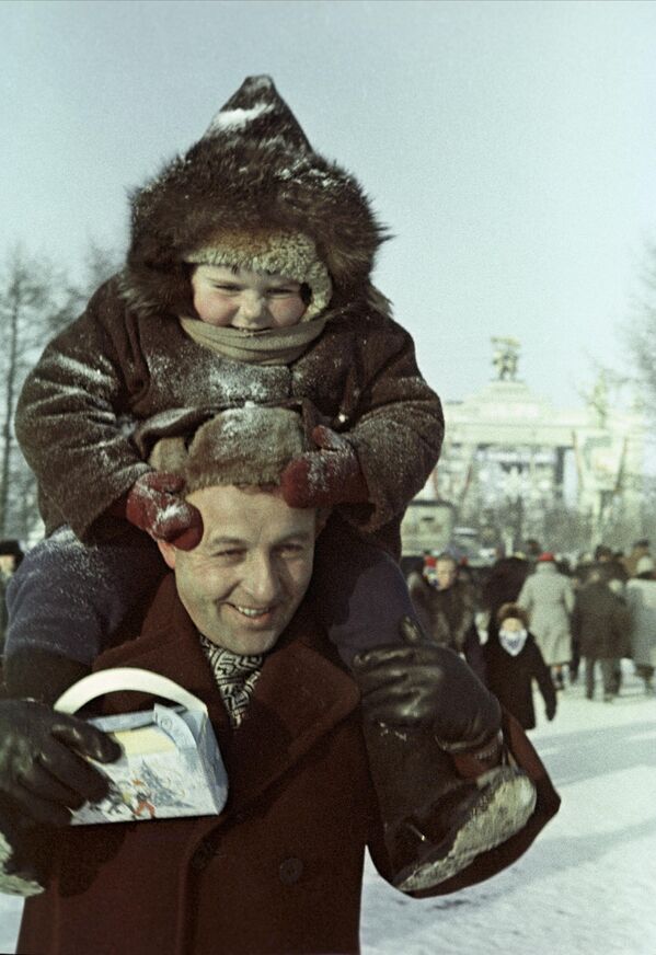 1966 год. Отец с сыном возвращаются с Новогодней елки в Москве. Примечательно, что за 140 лет метеонаблюдений самая снежная зима была в Москве в 1965-1966 годах, когда выпало более 249 миллиметров осадков - Sputnik Узбекистан