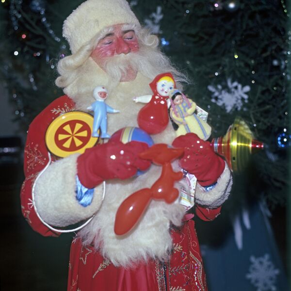 1968 год. Дед Мороз с подарками на новогодней елке в  московском Доме дружбы народов.  Даже вырастая, дети хорошо помнят чувство, когда заглядываешь внутрь подарка и начинаешь рассматривать лежащие в нем лакомства - Sputnik Узбекистан