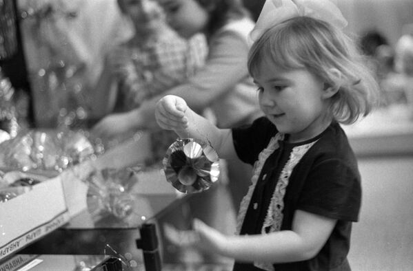 1973 год. На выставке елочных игрушек в Москве. Маленькая москвичка держит волшебный шарик - Sputnik Узбекистан