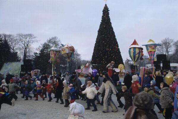 1995 год. Праздничные новогодние гулянья в парке &quot;Сокольники&quot; в Москве - Sputnik Узбекистан