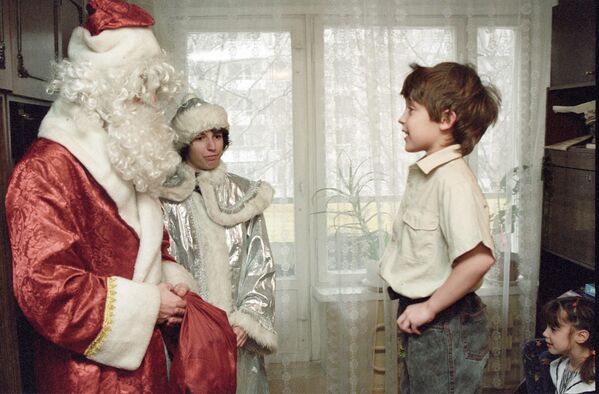 2001 год. Не одно поколение детей радуется встрече с Дедом Морозом и Снегурочкой - Sputnik Узбекистан