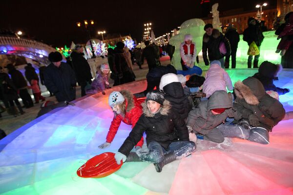 2009 год. На открытии новогоднего ледового городка на площади 1905 года в Екатеринбурге. В 2023 году ледовый городок посвятили Александру Пушкину. Его откроют 29 декабря. Над  созданием городка трудятся более 200 человек, используют 500 кубометров льда - Sputnik Узбекистан