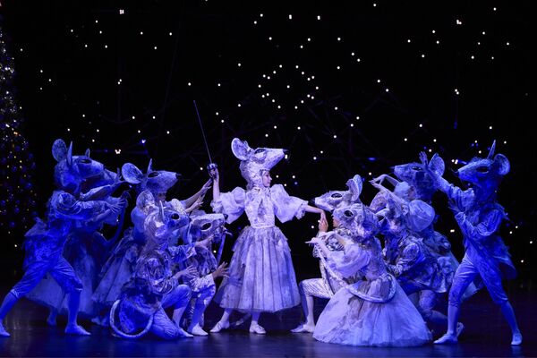 На сцене ГАБТ имени Алишера Навои прошла премьера обновленного балета Щелкунчик  - Sputnik Узбекистан