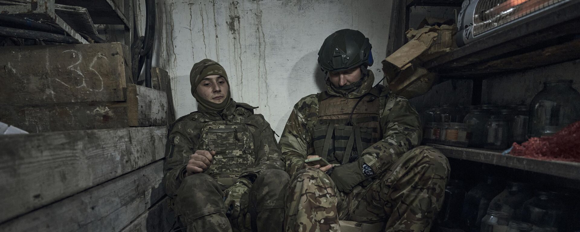 Украинские солдаты в укрытии недалеко от линии фронта близ Авдеевки, Украина, 17 февраля 2023 года. - Sputnik Ўзбекистон, 1920, 28.01.2024