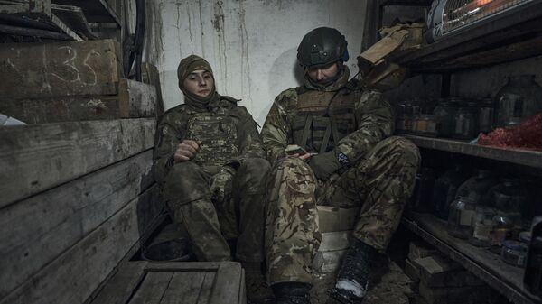 Ukrainskie soldati v ukritii nedaleko ot linii fronta bliz Avdeyevki. Arxivnoe foto - Sputnik O‘zbekiston