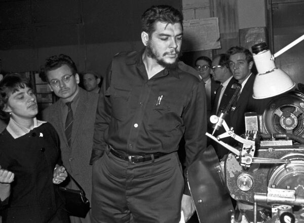 Kuba Respublikasi hukumati iqtisodiy missiyasi rahbari Ernesto Che Gevara. - Sputnik O‘zbekiston