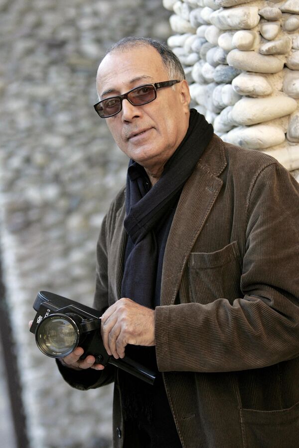 Xalqaro miqyosda tan olingan eronlik kinorejissor Abbas Kiarostami. - Sputnik O‘zbekiston