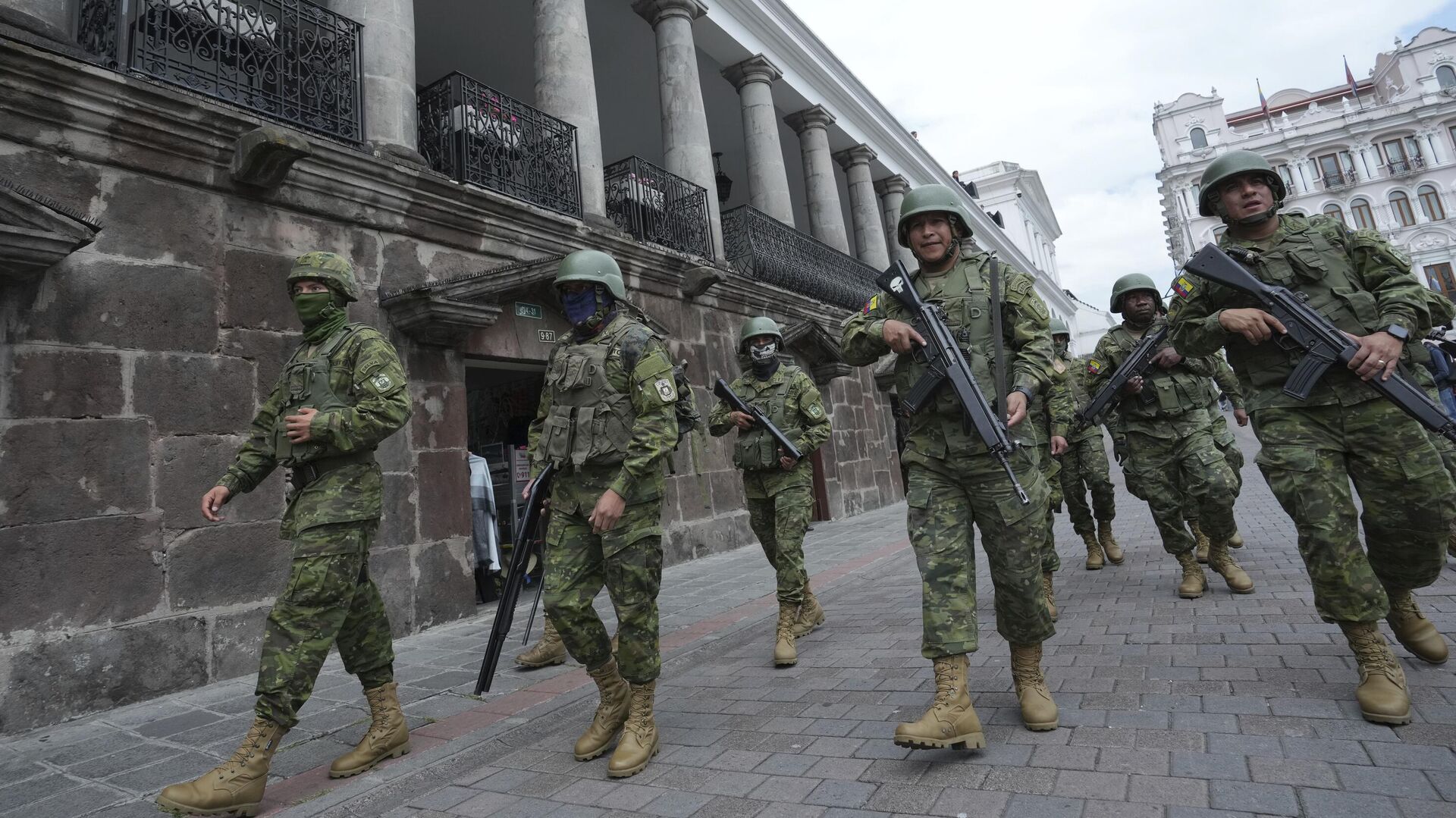 Солдаты патрулируют у правительственного дворца в Кито, Эквадор. - Sputnik Ўзбекистон, 1920, 10.01.2024