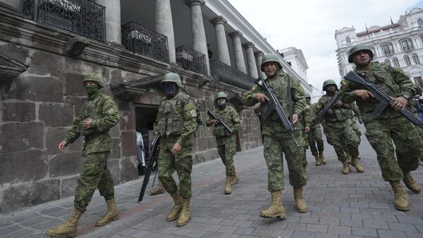 Солдаты патрулируют у правительственного дворца в Кито, Эквадор. - Sputnik Ўзбекистон