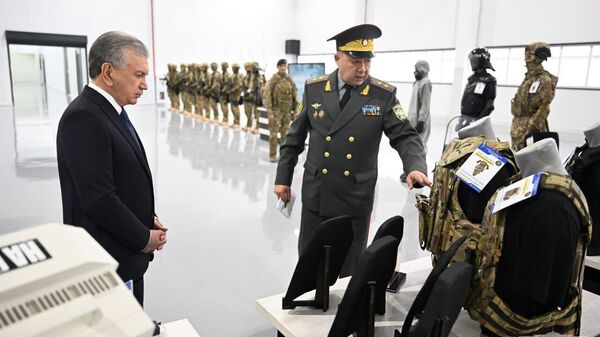 Шавкат Мирзиёев посетил производственный кластер Агентства оборонной промышленности. - Sputnik Ўзбекистон