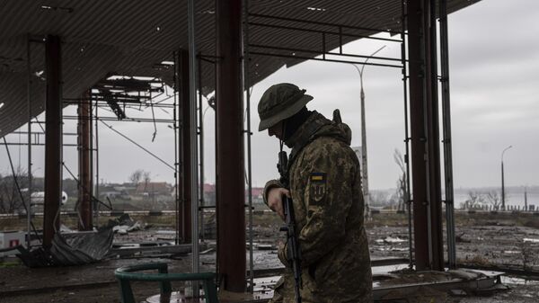 Украинский военнослужащий рядом с Антоновским мостом.  - Sputnik Ўзбекистон
