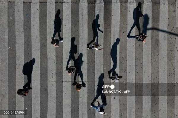 Тени людей, идущих по улице в Буэнос-Айресе, Аргентина - Sputnik Узбекистан