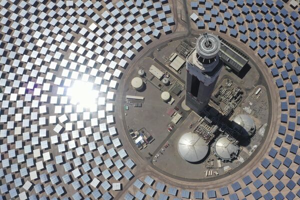 Вид с воздуха на Серро Доминадор, первую термосолнечную электростанцию в Латинской Америке, Чили - Sputnik Узбекистан