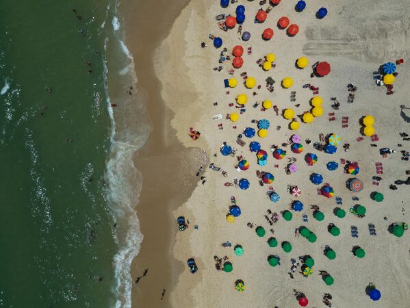 Эти яркие зонтики - вид с воздуха на пляж Ипанема в Рио-де-Жанейро - Sputnik Узбекистан