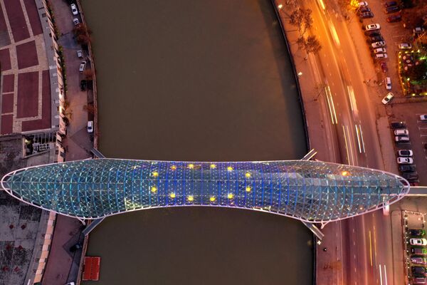 Мост Мира в Тбилиси освещен флагом ЕС в знак признания статуса Грузии кандидатом в Европейский Союз - Sputnik Узбекистан