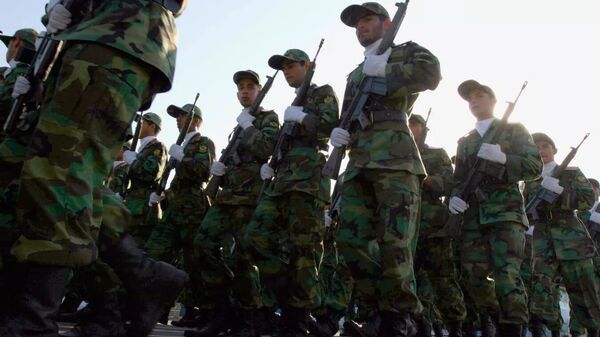 Солдаты Корпуса стражи исламской революции (КСИР) во время военного парада в Тегеране . Архивное фото - Sputnik Ўзбекистон