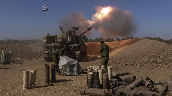 Izrailskaya artilleriya vedet ogon po sektoru Gaza nedaleko ot granisi. Arxivnoe foto - Sputnik O‘zbekiston