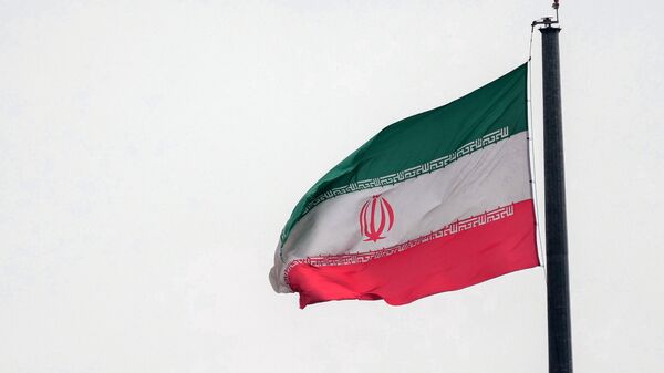 Государственный флаг Ирана в Тегеране. - Sputnik Ўзбекистон