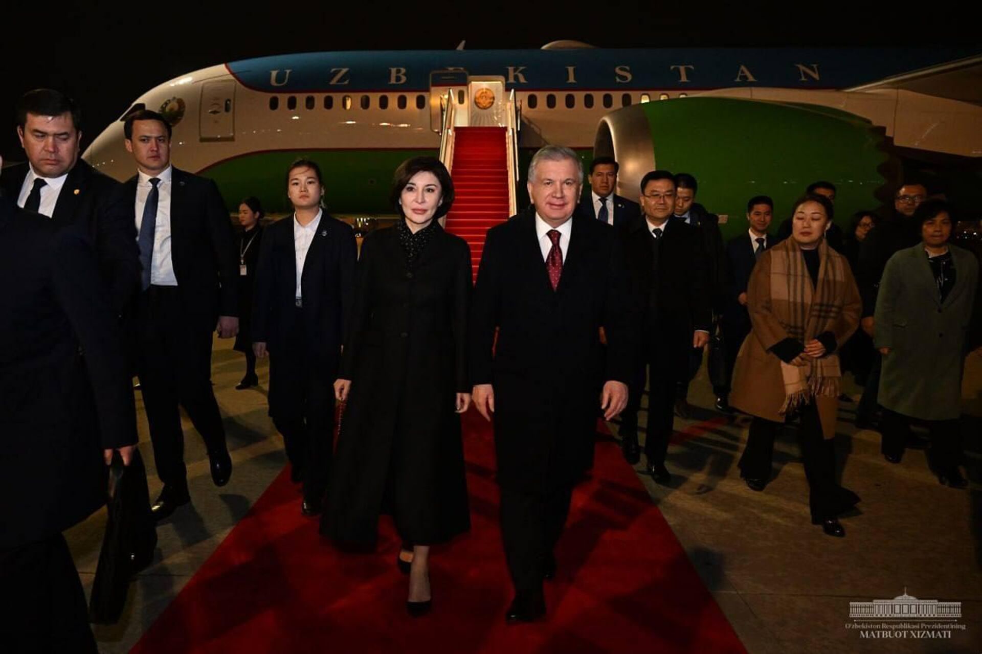 Президент Республики Узбекистан Шавкат Мирзиёев вместе с супругой прибыл в город Шэньчжэнь. - Sputnik Узбекистан, 1920, 25.01.2024