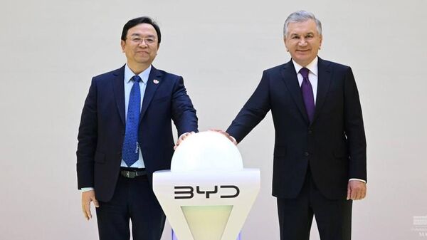 Президент Республики Узбекистан Шавкат Мирзиёев посетил штаб-квартиру и технологический центр ведущей китайской компании BYD. - Sputnik Узбекистан