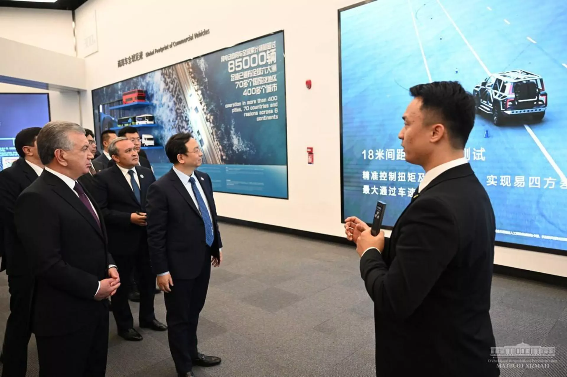 The President of the Republic of Uzbekistan Shavkat Mirziyoyev visited the headquarters and technology center of the leading Chinese company BYD. - Sputnik Uzbekistan, 1920, 01/25/2024