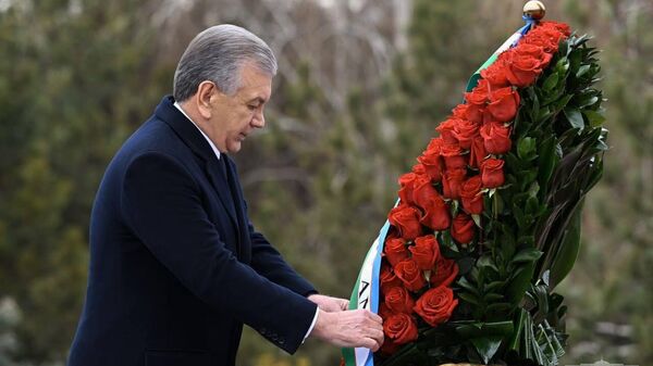 Шавкат Мирзиёев возложил цветы к подножию памятника Исламу Каримову в городе Ташкенте.  - Sputnik Ўзбекистон