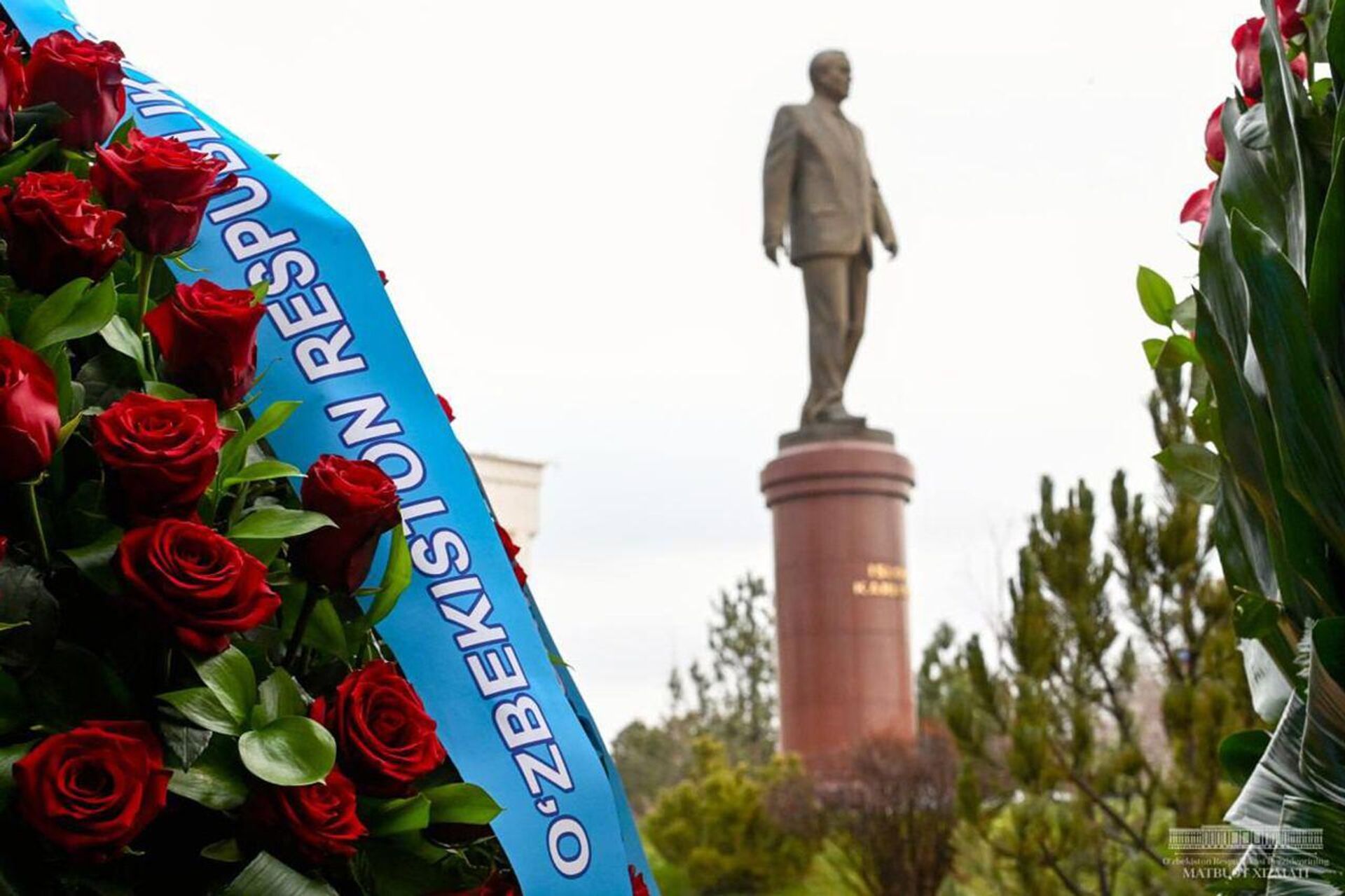 Шавкат Мирзиёев возложил цветы к подножию памятника Исламу Каримову в городе Ташкенте.  - Sputnik Узбекистан, 1920, 30.01.2024