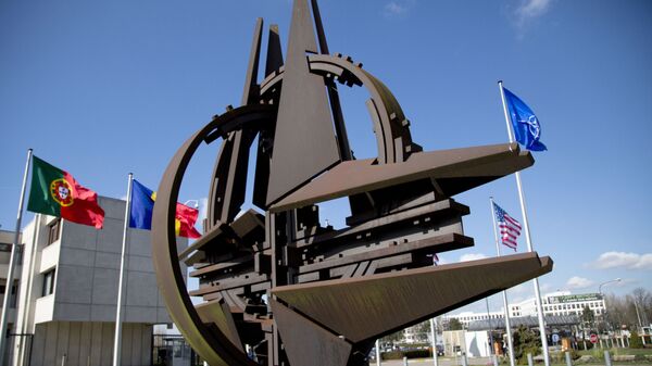 Скульптурный символ около штаб-квартиры НАТО в Брюсселе. Архивное фото - Sputnik Ўзбекистон