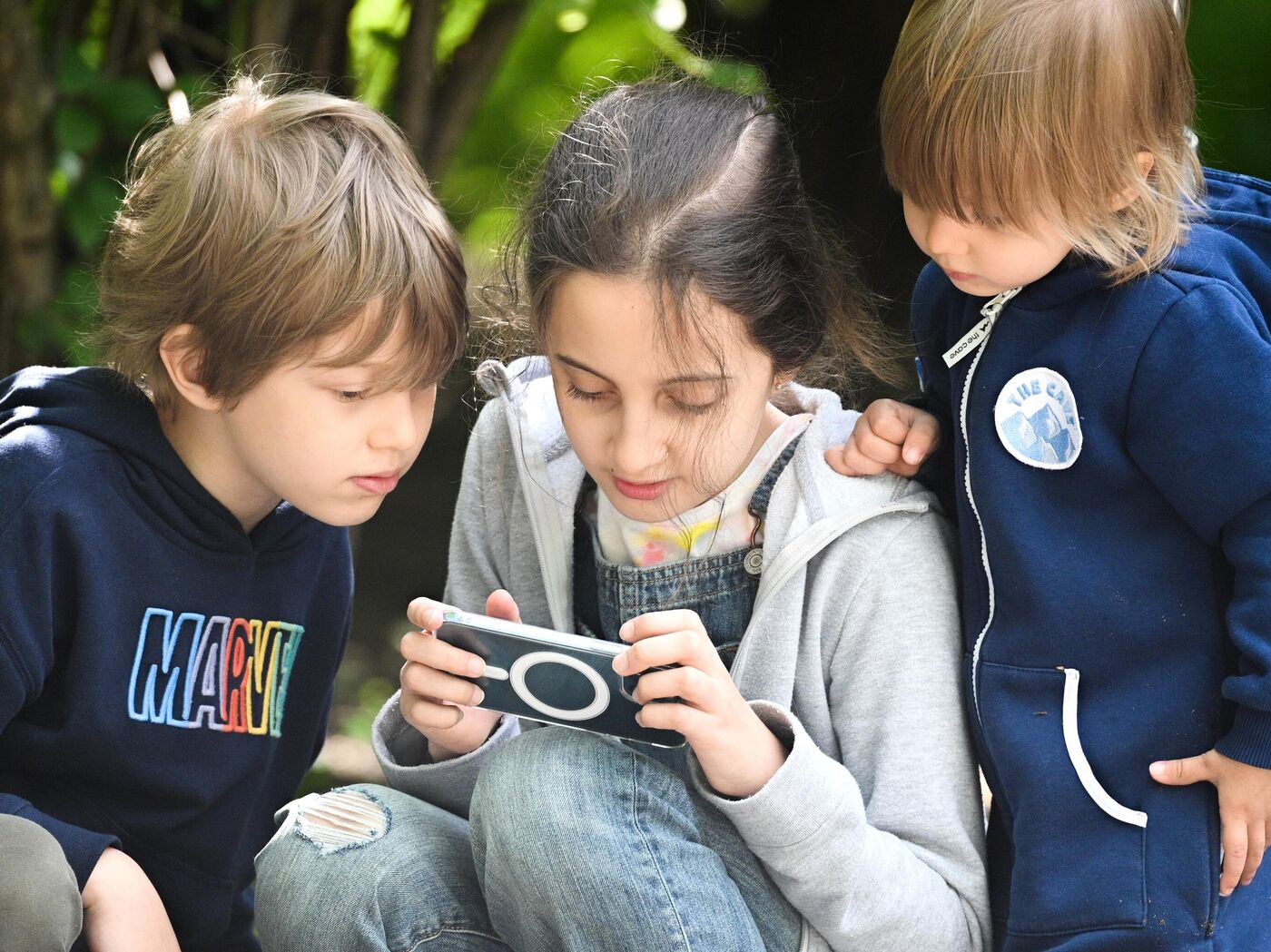 Qora ayol topni yalaydi