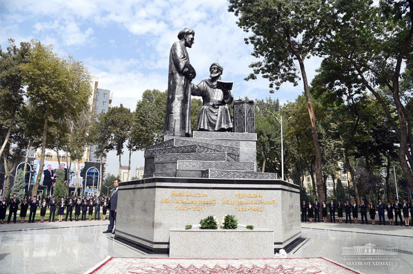 Памятник Алишеру Навои и  Абдурахману Джами  в Душанбе — знак дружбы народов Таджикистана и Узбекистана. Он установлен в 2018 году в парке, который также носит имя Навои. - Sputnik Узбекистан