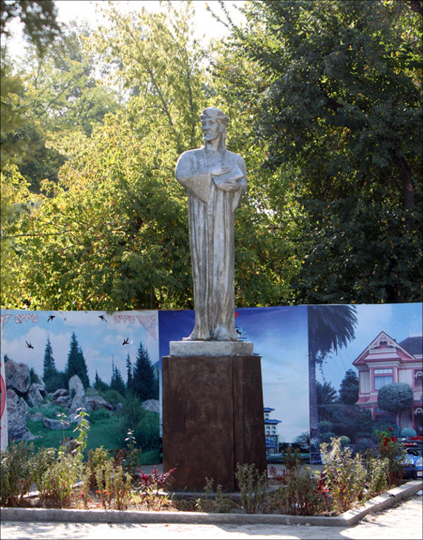Памятник Алишеру Навои в городе Ош, Кыргызстан. Он установлен в 1968 году к 525-летию поэта  и является первым памятником Навои, который появился за пределами Узбекистана. Его автор – скульптор Давид Хеидзе.  - Sputnik Узбекистан