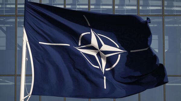 Флаг НАТО во время встречи министров обороны стран НАТО в Брюсселе. - Sputnik Узбекистан