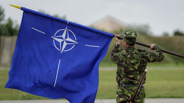 Военнослужащий с флагом НАТО - Sputnik Ўзбекистон