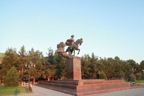  Памятник Бабуру  на центральной площади Андижана является визитной карточкой города, где родился поэт - Sputnik Узбекистан