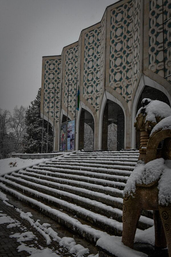 Центральный выставочный зал Академии художеств Узбекистана - Sputnik Узбекистан