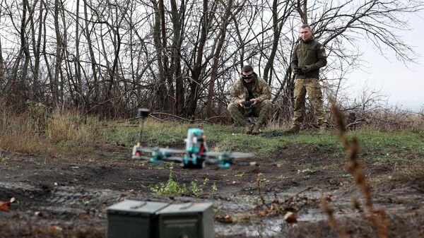 Операторы FPV-дронов украинской армии недалеко от линии фронта в Донецкой области. Архивное фото - Sputnik Узбекистан