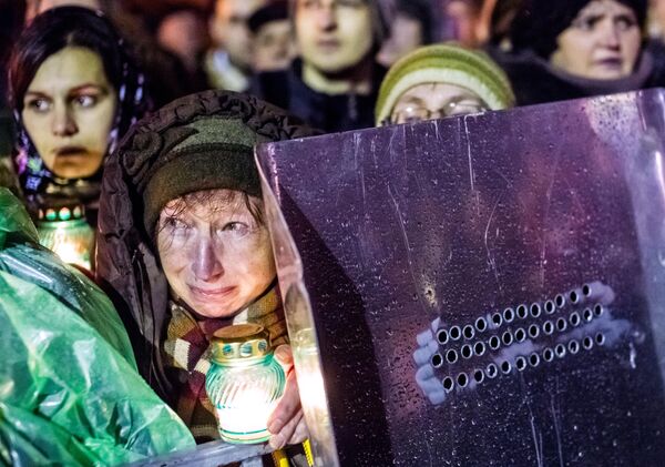 Muxolifat tarafdorlari va Kiyev aholisi Mustaqillik maydonida tungi namoyishlar paytida. 22.02.14 - Sputnik O‘zbekiston
